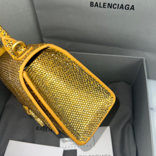 Ba*len*cia*ga hourglass