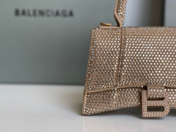 Ba*len*cia*ga hourglass