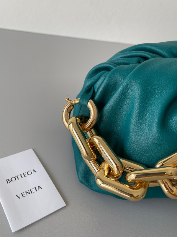 bo*te*ga Ve*ne*ta the chain pouch