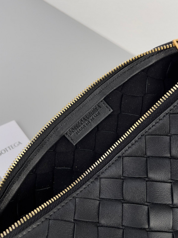 bo*te*ga Ve*ne*ta pouch on strap