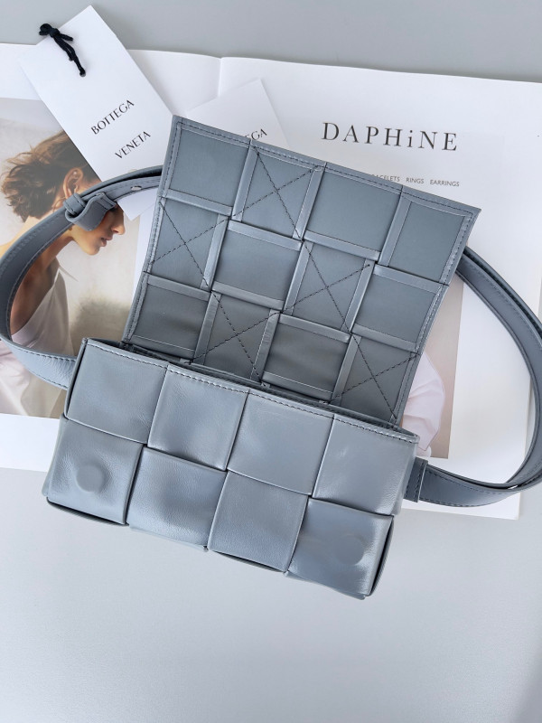 bo*te*ga Ve*ne*ta cassette belt bag