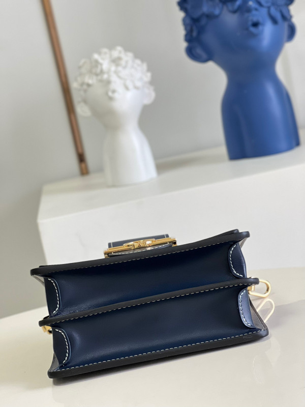 l0*is V*t0n dauphine mini