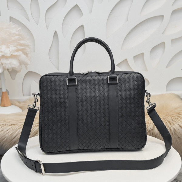 bo*te*ga Ve*ne*ta slim intrecciato briefcase