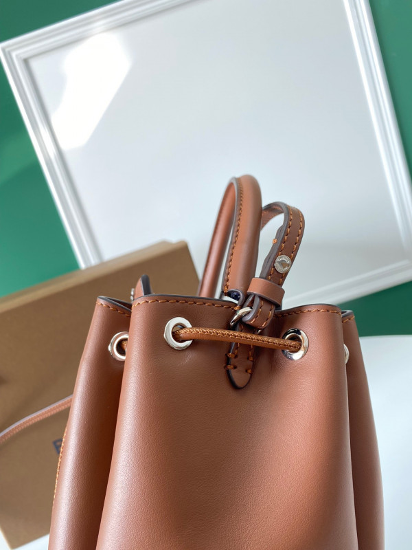 B**rry bucket bag