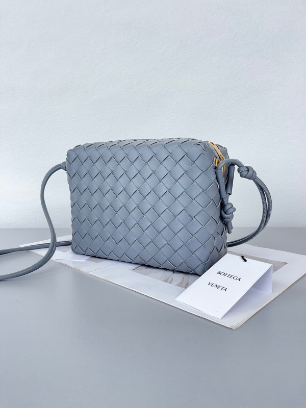 bo*te*ga Ve*ne*ta small loop camera bag