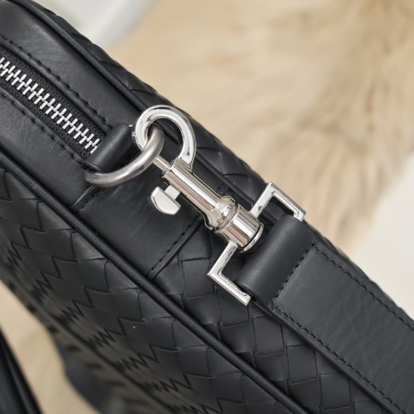 bo*te*ga Ve*ne*ta slim intrecciato briefcase