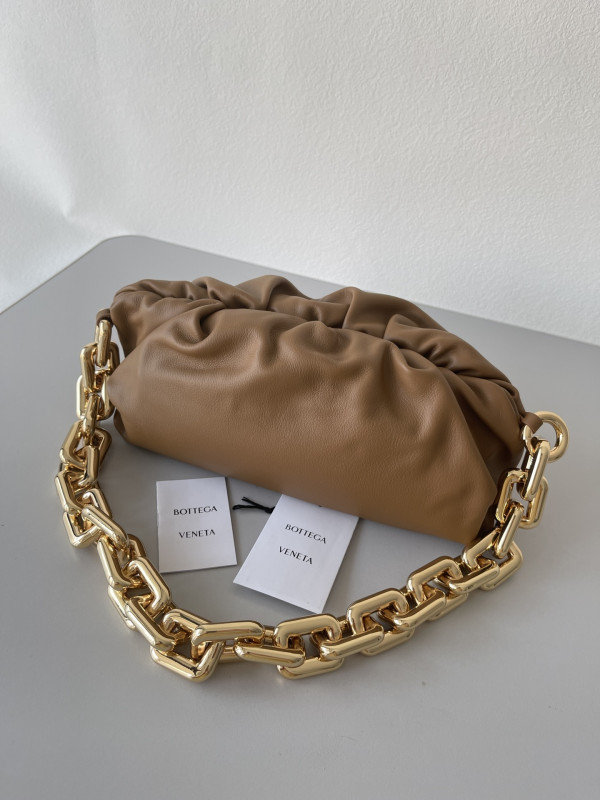 bo*te*ga Ve*ne*ta the chain pouch