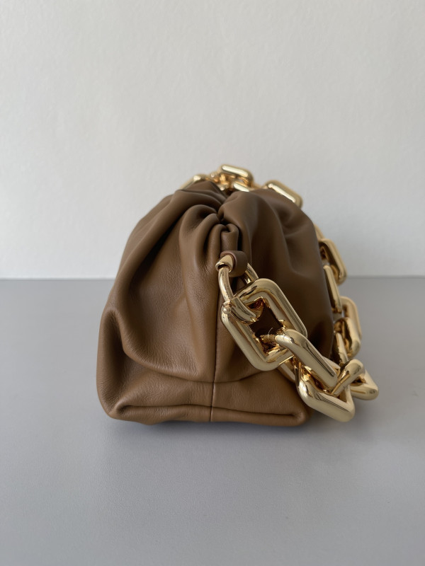 bo*te*ga Ve*ne*ta the chain pouch