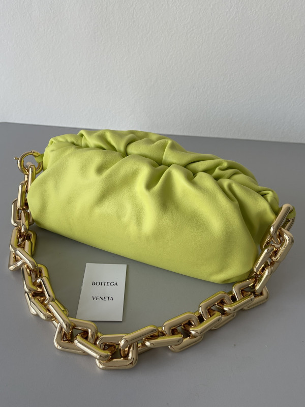 bo*te*ga Ve*ne*ta the chain pouch