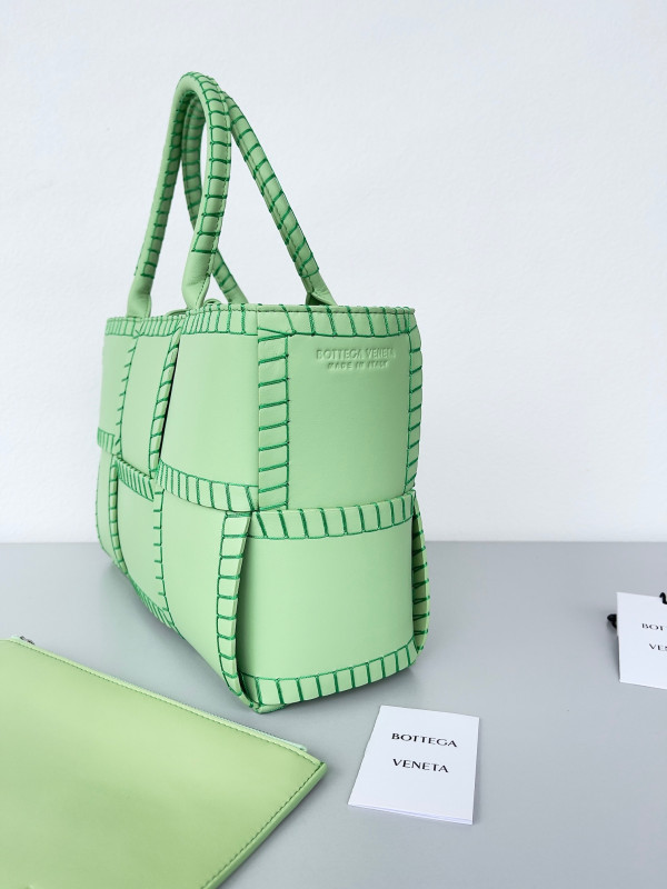 bo*te*ga Ve*ne*ta small arco tote bag