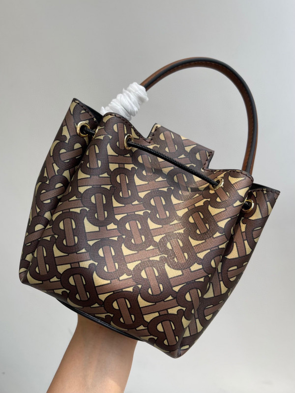 B**rry bucket bag