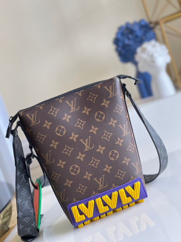 l0*is V*t0n cruiser messenger