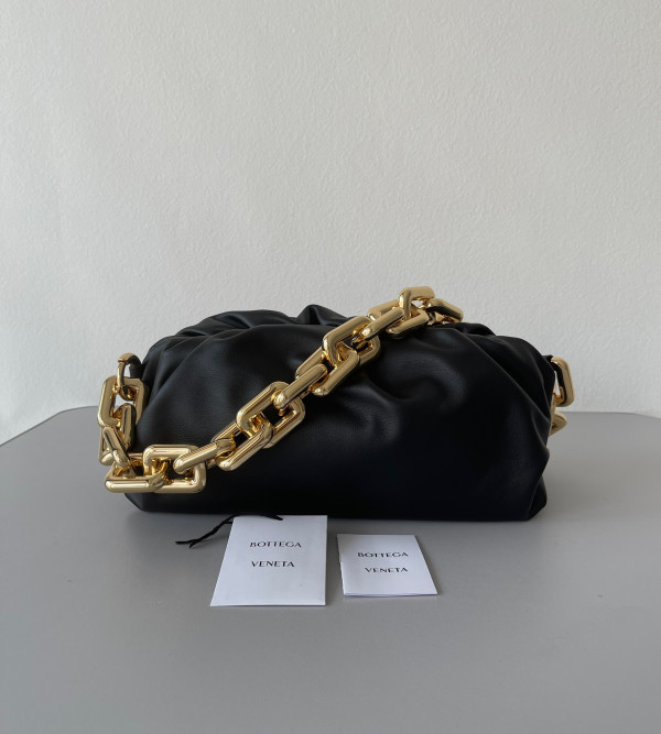 bo*te*ga Ve*ne*ta the chain pouch