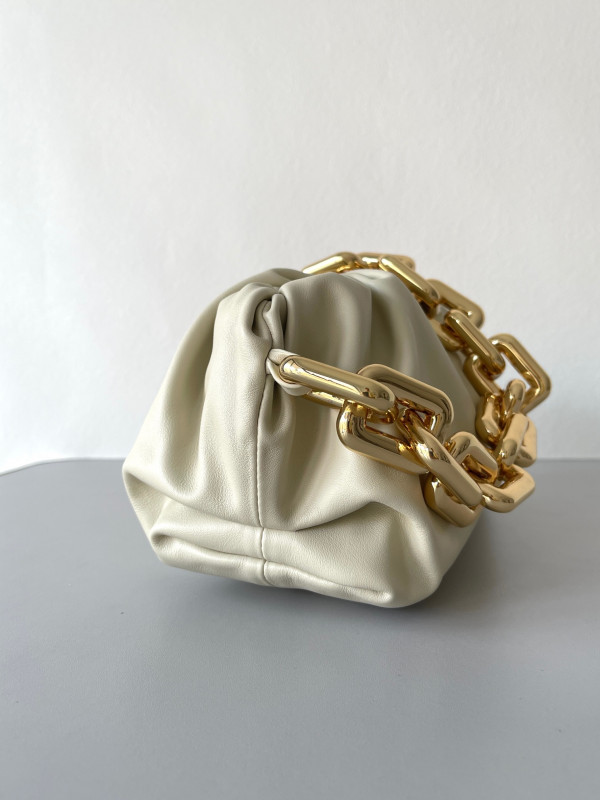 bo*te*ga Ve*ne*ta the chain pouch