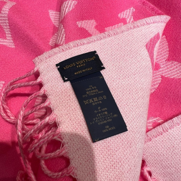l0*is V*t0n essential scarf