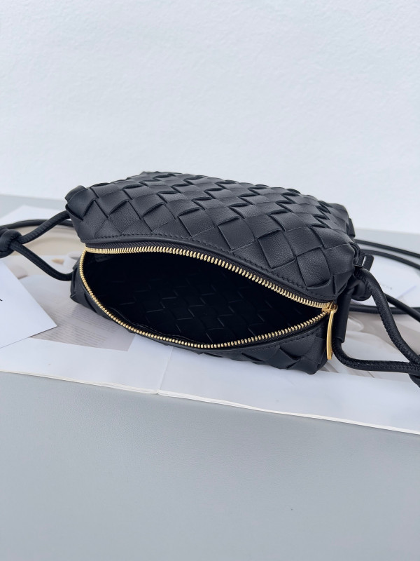 bo*te*ga Ve*ne*ta mini loop camera bag