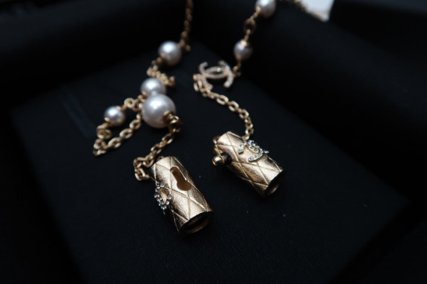 CL AIRPODS NECKLACE