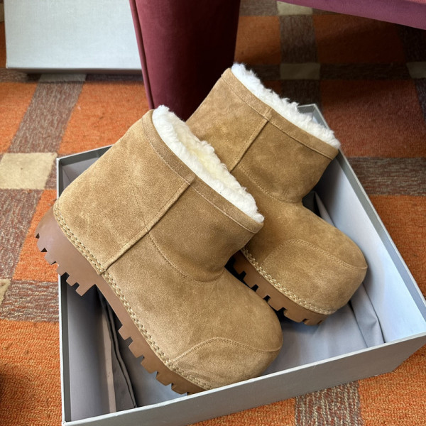 Ba*len*cia*ga alaska fur bootie