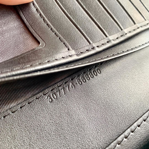 G*u*i long wallet