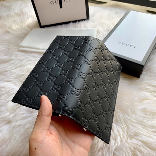 G*u*i long wallet
