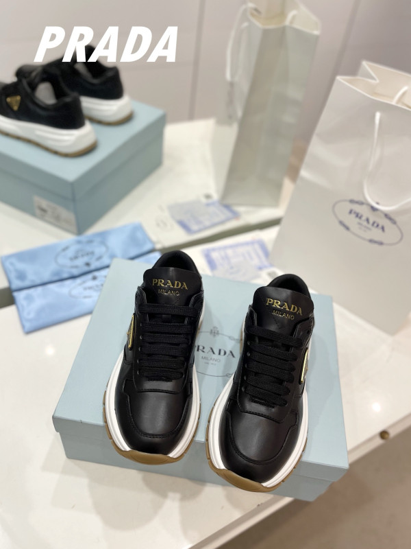 Pra*a sneaker