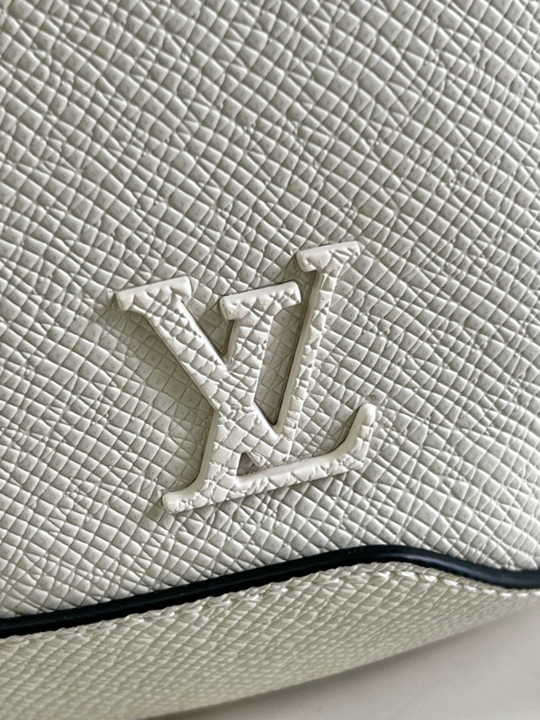 l0*is V*t0n avenue sling bag