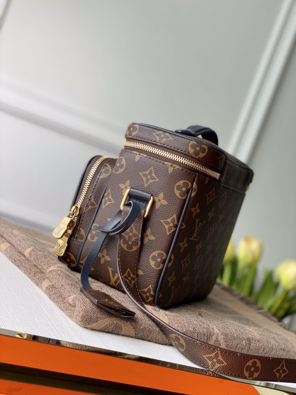 l0*is V*t0n toiletry bag