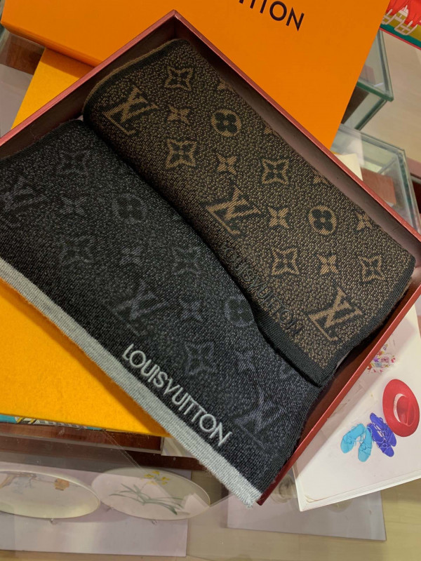 l0*is V*t0n scarf