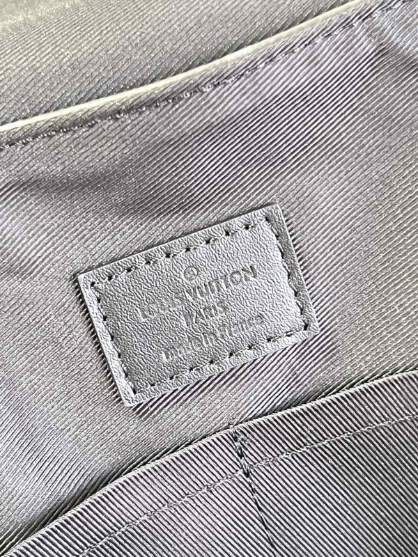 l0*is V*t0n saumur messenger
