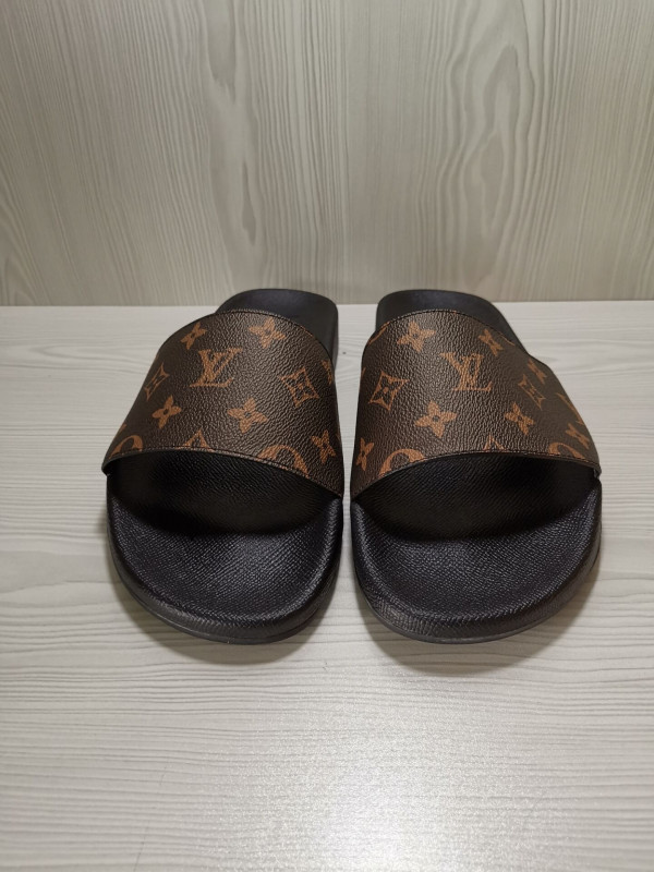 l0*is V*t0n slippers