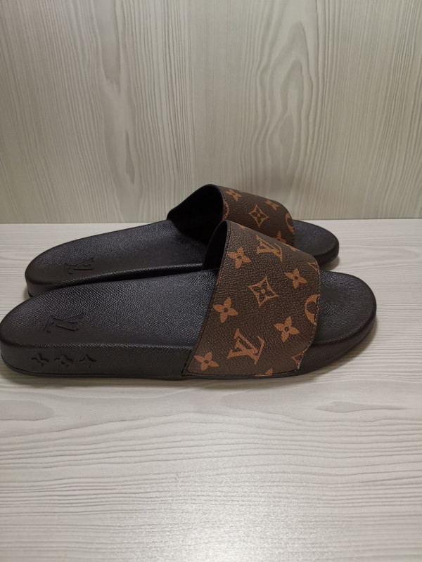 l0*is V*t0n slippers