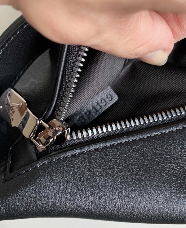 l0*is V*t0n discovery bumbag