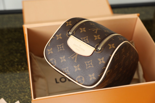 l0*is V*t0n toiletry bag