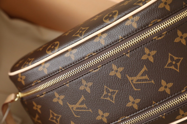l0*is V*t0n toiletry bag
