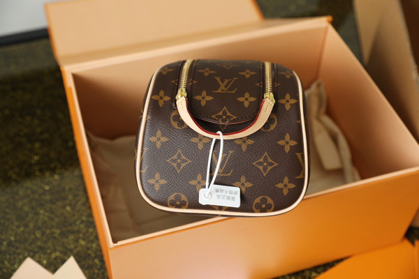 l0*is V*t0n toiletry bag