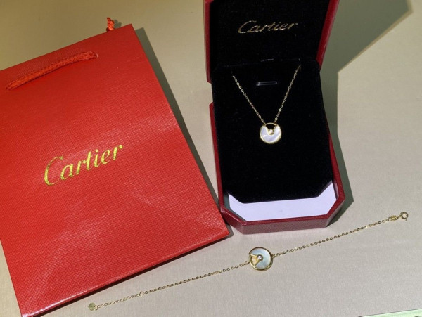 Ca*t*er amulet necklace