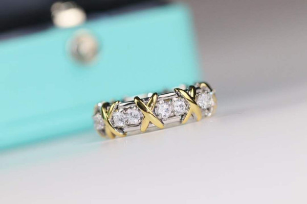 T*f*ny sixteen stone ring