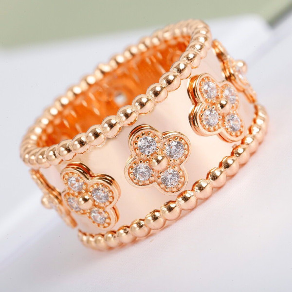 V*N CL*F & arpels perlée clovers ring