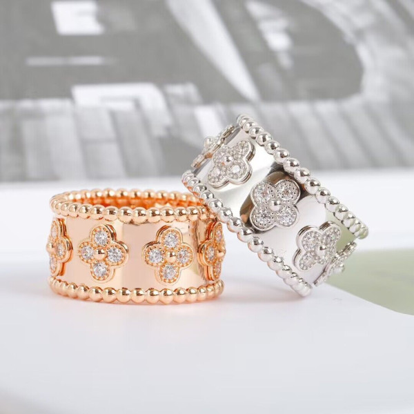 V*N CL*F & arpels perlée clovers ring