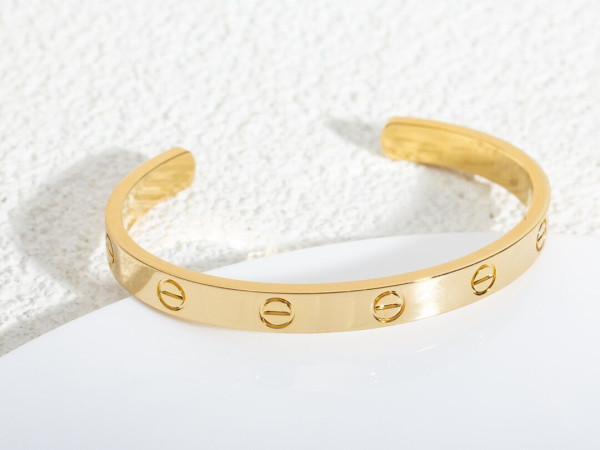 Ca*t*er  bracelet
