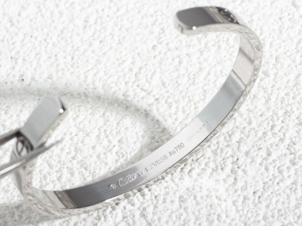Ca*t*er  bracelet