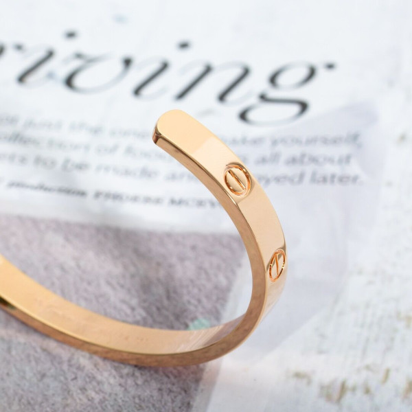 Ca*t*er  bracelet