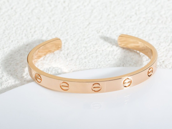 Ca*t*er  bracelet
