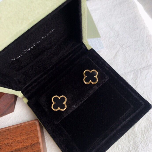 V*N CL*F & arpels  perlée earrings