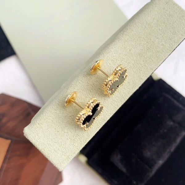 V*N CL*F & arpels  perlée earrings
