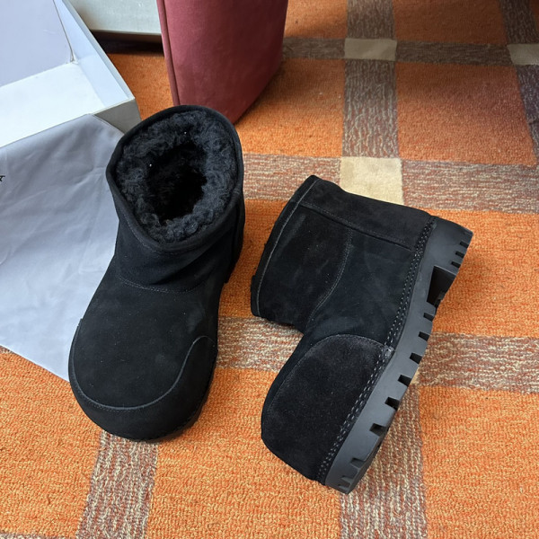 Ba*len*cia*ga alaska fur bootie