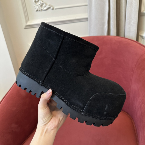 Ba*len*cia*ga alaska fur bootie