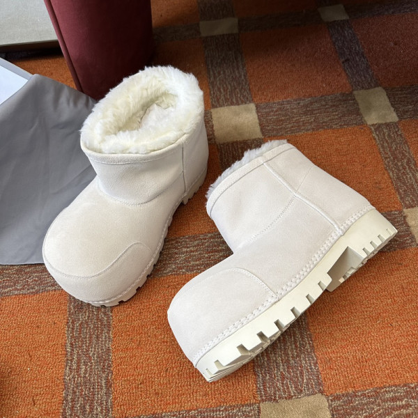 Ba*len*cia*ga alaska fur bootie