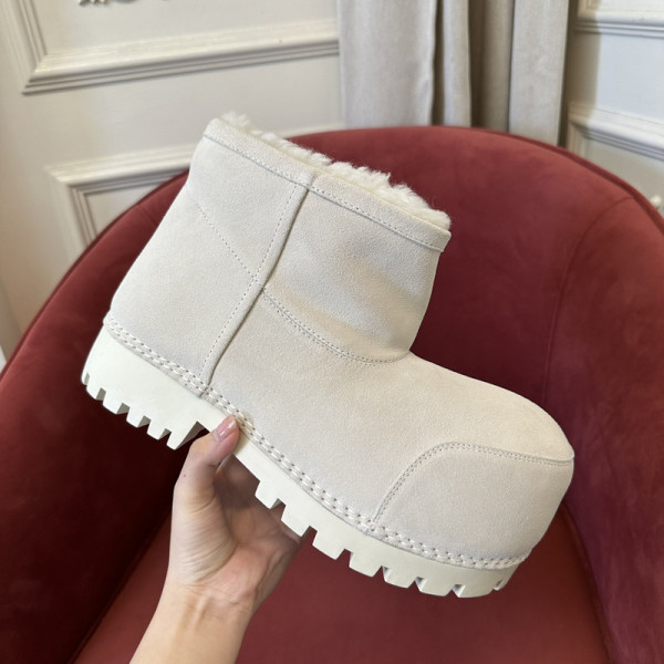 Ba*len*cia*ga alaska fur bootie
