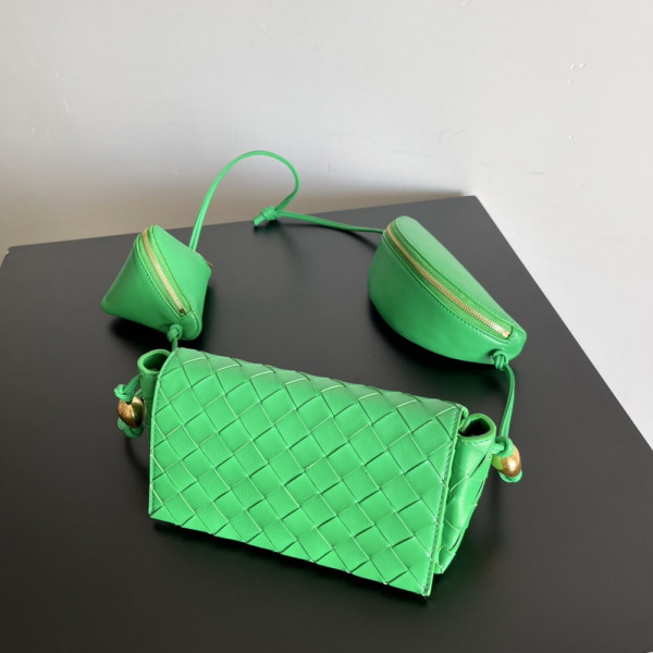 bo*te*ga Ve*ne*ta pouch on strap